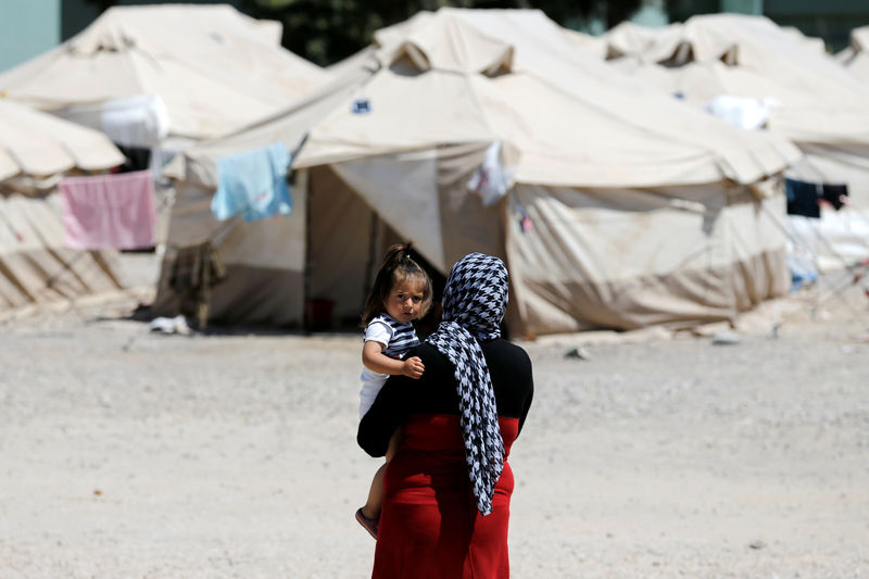 © Reuters. منظمة العفو: حتى الاستحمام.. غير آمن للنساء في مخيمات اللاجئين باليونان