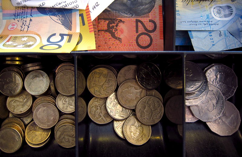 © Reuters. Australian dollar notes and coins can be seen in a cash register at a store in Sydney