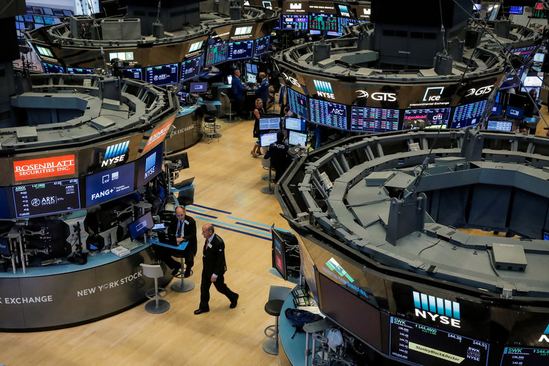 © Reuters. Traders work on the floor of the NYSE in New York