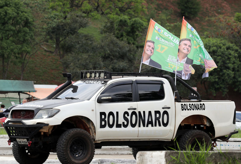 © Reuters. Foto de archivo: Un partidario del candidato presidencial Jair Bolsonaro asiste a una manifestación en el estadio Pacaembu en Sao Paulo, Brasil