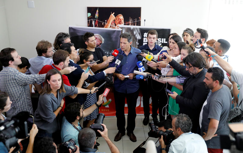 © Reuters. El candidato presidencial del Partido de los Trabajadores de Brasil, Fernando Haddad, en una rueda de prensa en Sao Paulo