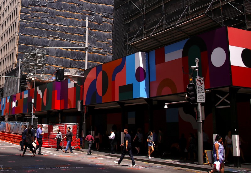 © Reuters. Buildings being renovated and under construction can be seen near shoppers as they walk along a street in the central business district of Sydney