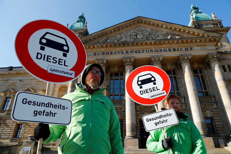 © Reuters. FILE PHOTO: Greenpeace environmental activists protest in front of Germany's Federal Administrative Court in Leipzig