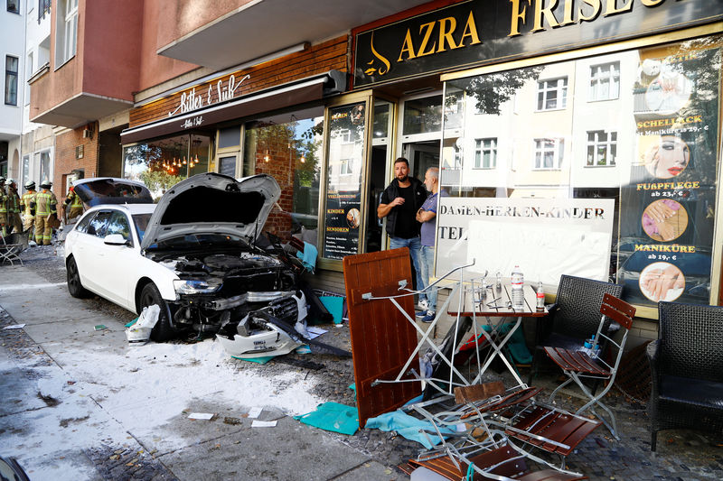 © Reuters. UNE VOITURE PRÉCIPITÉE DANS UN CAFÉ DE BERLIN, DES BLESSÉS