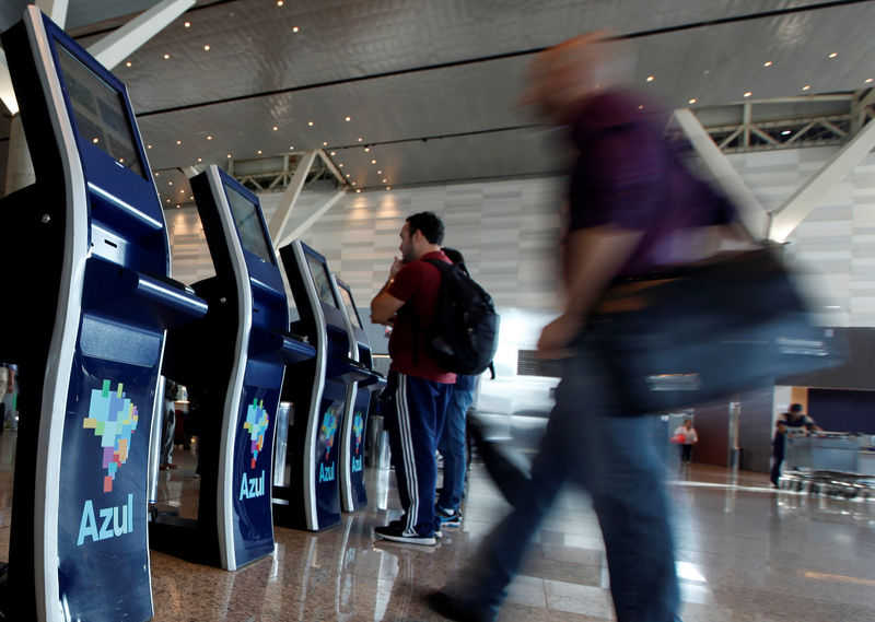 © Reuters. Pessoas fazem check-in nos quiosques de autoatendimento da companhia aérea Azul, no aeroporto de Viracopos, em Campinas, Brasil