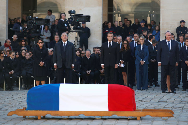 © Reuters. Francia despide a Charles Aznavour con un tributo a sus raíces armenias