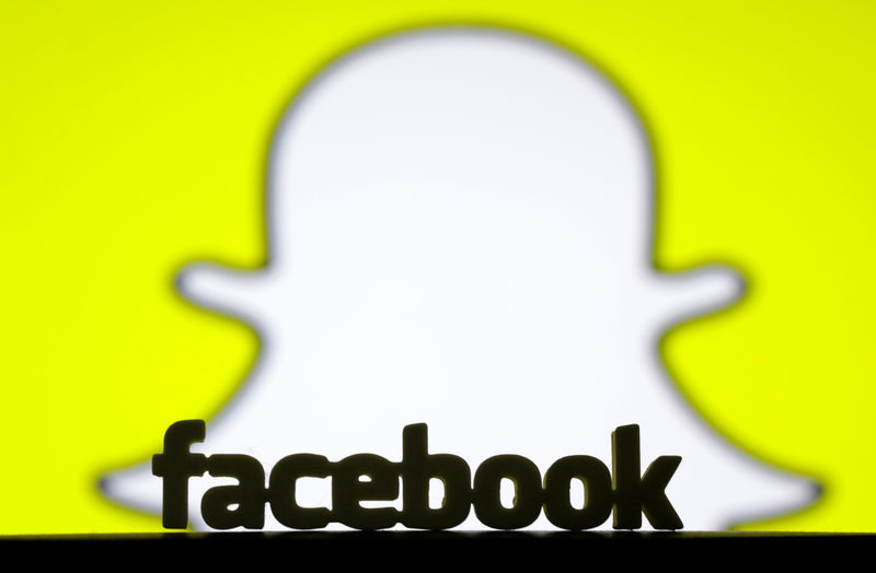 © Reuters. A 3D printed Facebook logo is seen in front of a displayed Snapchat logo in this picture illustration