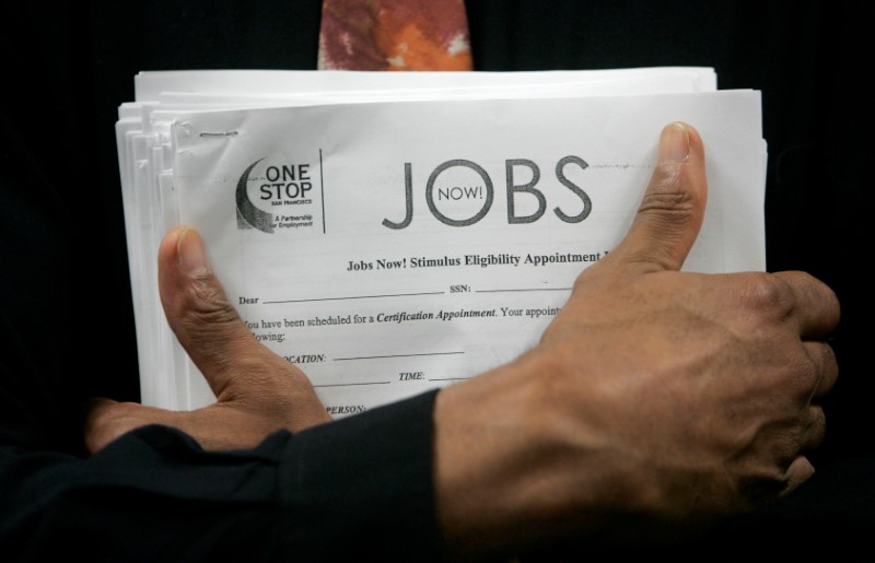 © Reuters. Homem segurando lista de empregos