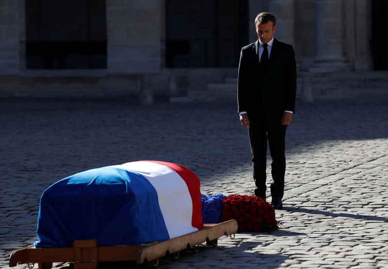 © Reuters. Presidente da França, Emmanuel Macron, presta homenagem a Charles Aznavour, durante cerimônia em Paris