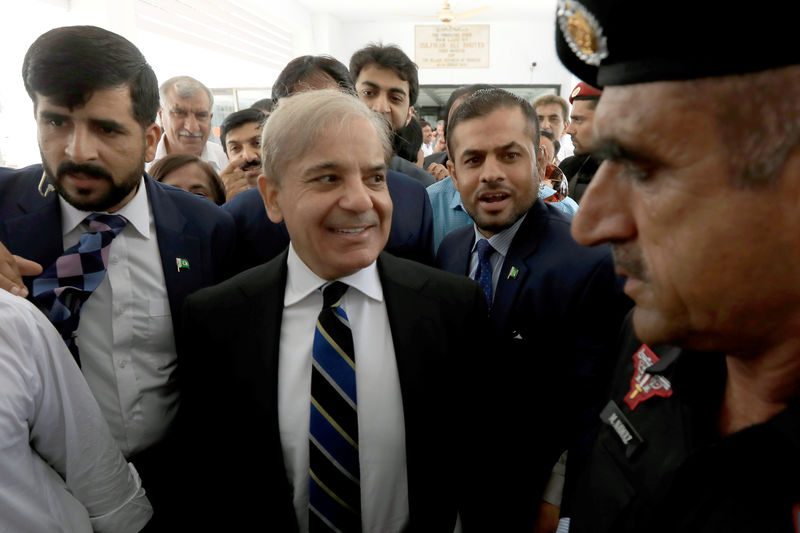 © Reuters. باكستان تلقي القبض على زعيم معارض قبل انتخابات مهمة