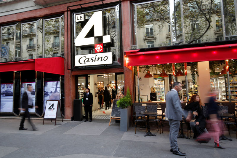 © Reuters. The logo "Le 4 Casino" is seen outside a high-tech store of supermarket retailer Casino in Paris