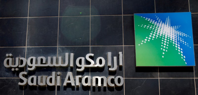 © Reuters. FILE PHOTO: The logo of Saudi Aramco is seen at Aramco headquarters in Dhahran