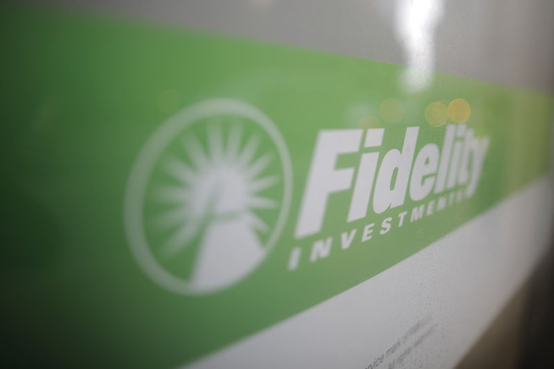 © Reuters. FILE PHOTO: A sign marks a Fidelity Investments office in Boston