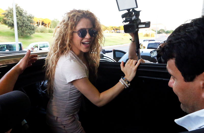 © Reuters. A cantora colombiana Shakira chega a aeroporto em Beirut