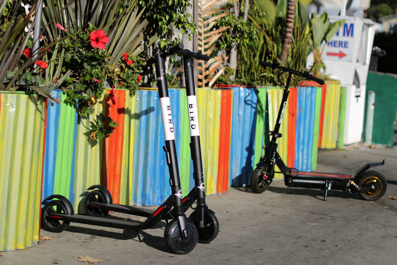 © Reuters. FILE PHOTO: Bird scooters are seen outside a restaurant in Santa Monica