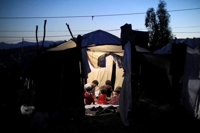 © Reuters. Família em barraca em campo de refugiados na ilha de Lesbos, na Grécia