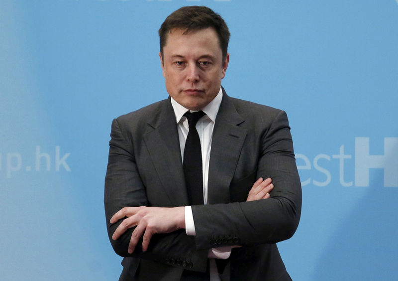 © Reuters. FILE PHOTO: Tesla Chief Executive Elon Musk stands on the podium as he attends a forum on startups in Hong Kong