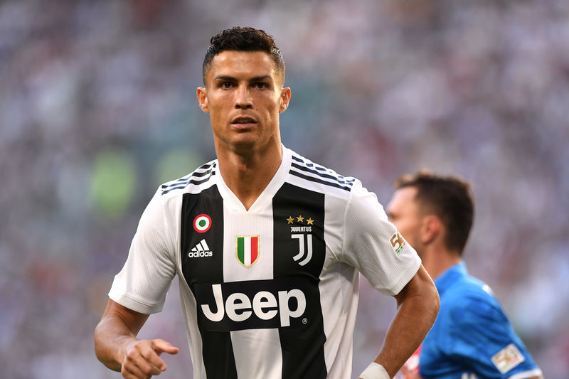 © Reuters. El delantero de la Juventus Cristiano Ronaldo en un duelo frente a Napoli por la serie A del fútbol italiano en Turín