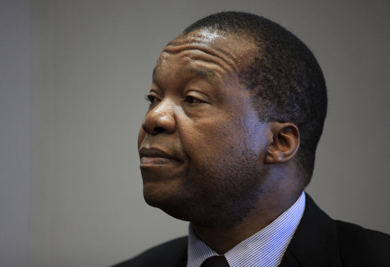 © Reuters. FILE PHOTO: Reserve Bank of Zimbabwe Governor John Mangudya listens to questions during an interview in Harare