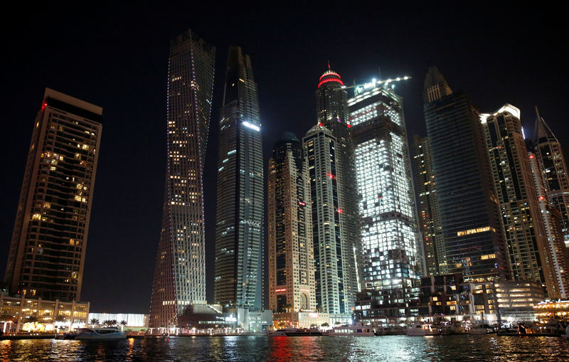 © Reuters. Yachts are seen at a dock at the Dubai Marina, surrounded by high towers of hotels, banks and office buildings, in Dubai