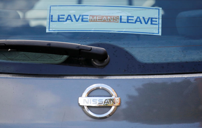 © Reuters. FILE PHOTO: A pro-Brexit sticker is seen on a Nissan car in Manchester