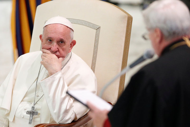 © Reuters. El Papa Francisco encabeza la audiencia a los peregrinos eslovacos en el Salón Pablo VI del Vaticano.