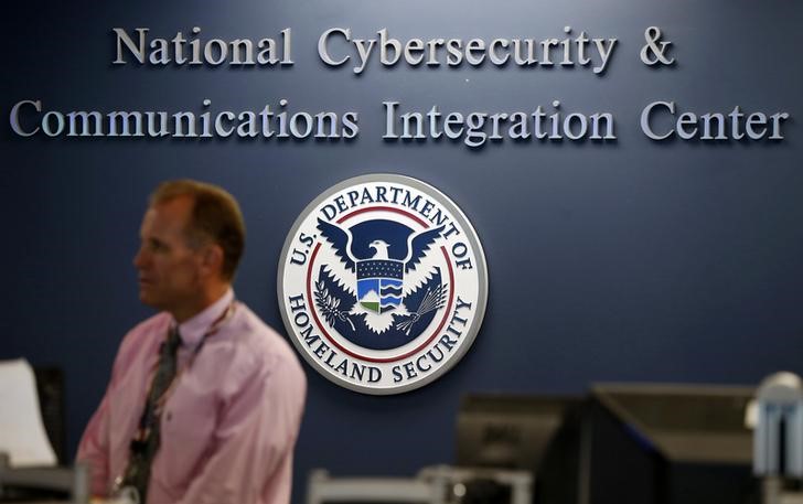 © Reuters. FILE PHOTO: A U.S. Department of Homeland Security employee stands inside the National Cybersecurity and Communications Integration Center in Arlington