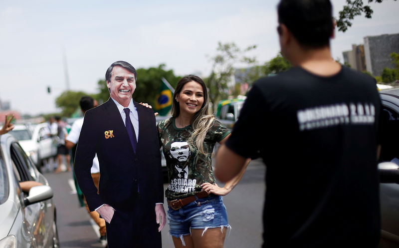 © Reuters. البرازيل يدلون بأصواتهم في سباق رئاسي يتصدره مرشح يميني