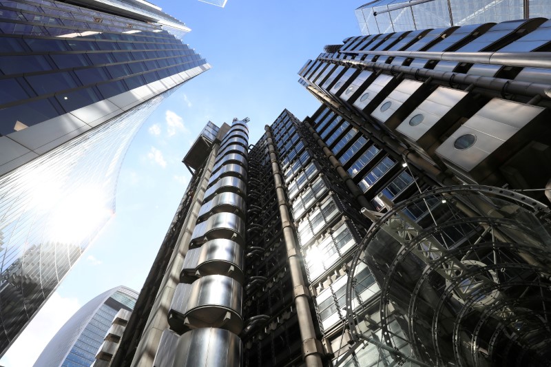 © Reuters. FILE PHOTO: Lloyd's of London's headquarters in the City of London