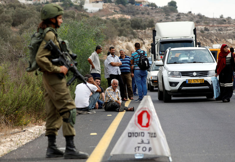 © Reuters. الجيش: فلسطيني يقتل إسرائيليين اثنين بالرصاص بالضفة الغربية