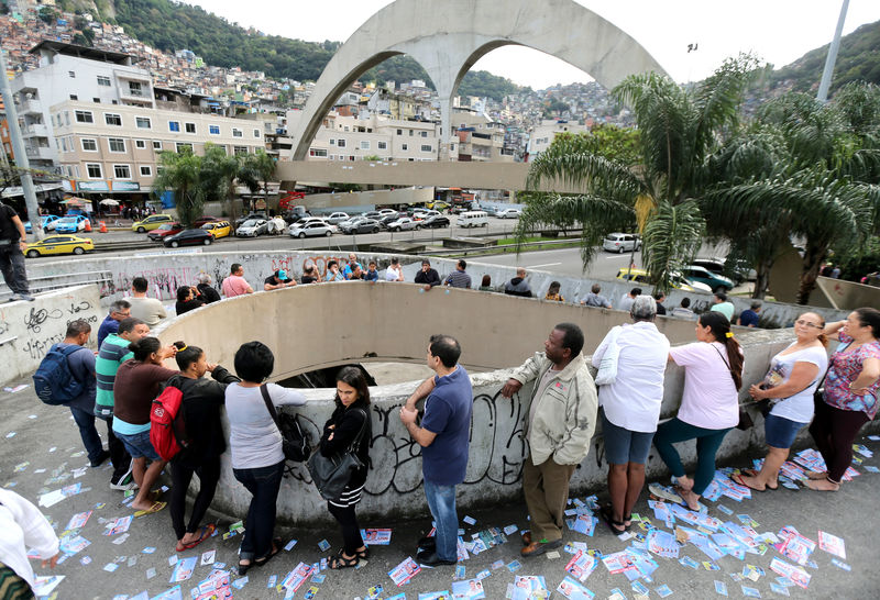 © Reuters. Eleitores fazem fila para votar em seção eleitoral na Rocinha, no Rio de Janeiro