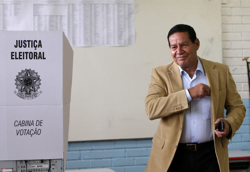 © Reuters. Hamilton Mourão vota em Brasília