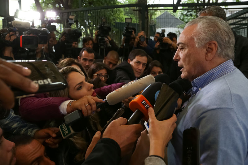 © Reuters. Presidente Michel Temer concede entrevista após votar em São Paulo