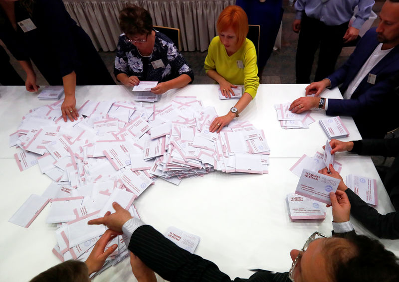 © Reuters. الناخبون الغاضبون في لاتفيا يختارون وجوها جديدة للبرلمان