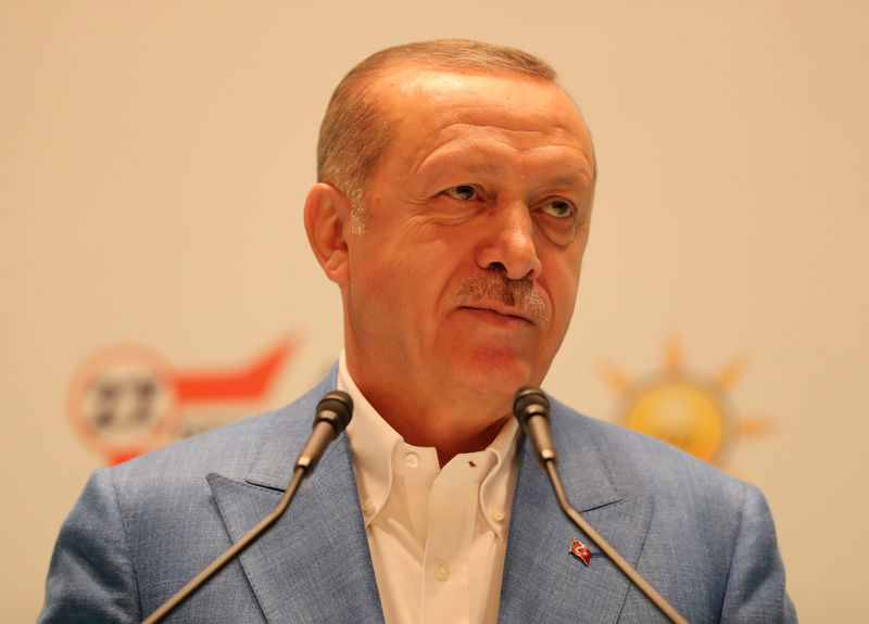 © Reuters. Turkish President Tayyip Erdogan speaks during a party congress in Ankara
