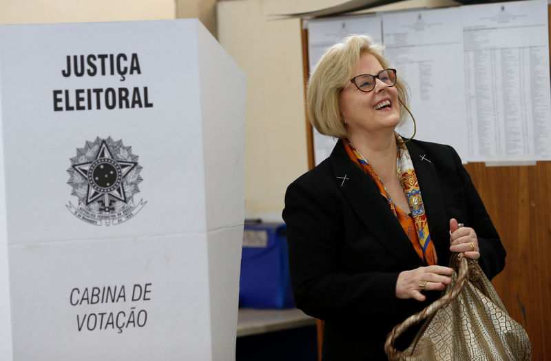 © Reuters. Presidente do TSE, Rosa Weber, vota em Brasília