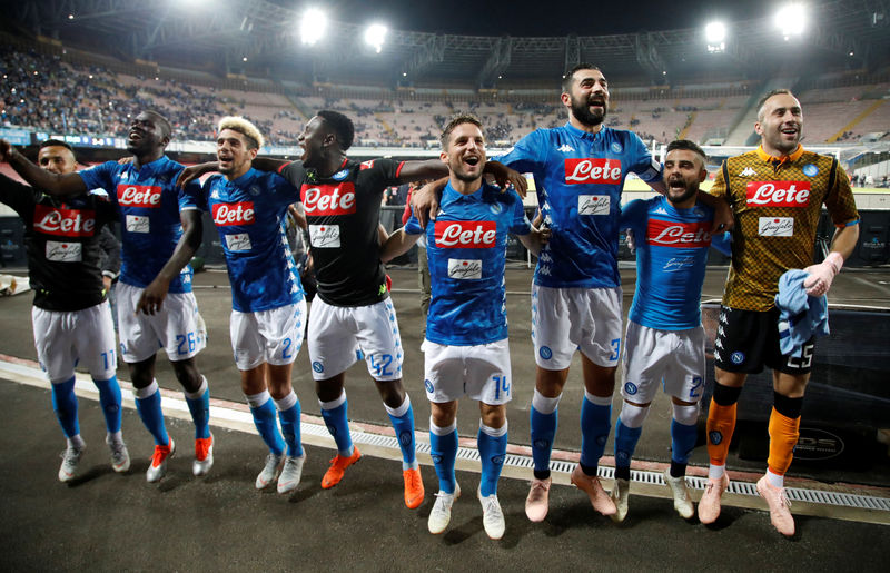 © Reuters. هدفان رائعان يحافظان لنابولي على المركز الثاني في الدوري الايطالي