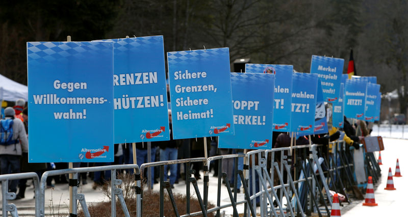 © Reuters. Cartazes exibidos durante protesto do partido de extrema-direita AfD em Kreuth