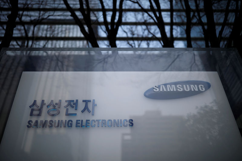 © Reuters. FILE PHOTO: The logo of Samsung Electronics is seen at its office building in Seoul
