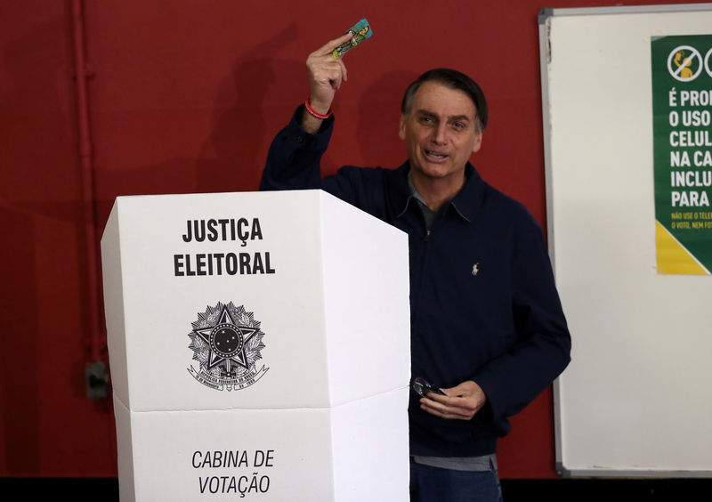 © Reuters. Candidato do PSL à Presidência, Jair Bolsonaro, durante votação no Rio de Janeiro