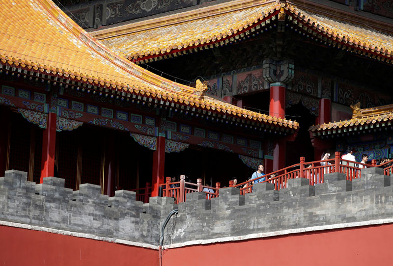 © Reuters. FILE PHOTO: Tourists visit the Forbidden City in central Beijing