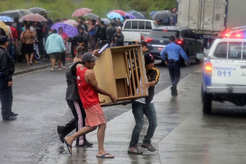© Reuters. أمطار غزيرة تخلف 12 قتيلا في أمريكا الوسطى