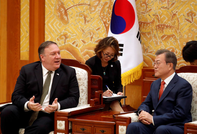 © Reuters. El secretario de Estado de Estados Unidos, Mike Pompeo, conversa con el presidente de Corea del Sur, Moon Jae-in, durante su reunión en la residencia oficial del mandatario en Seúl