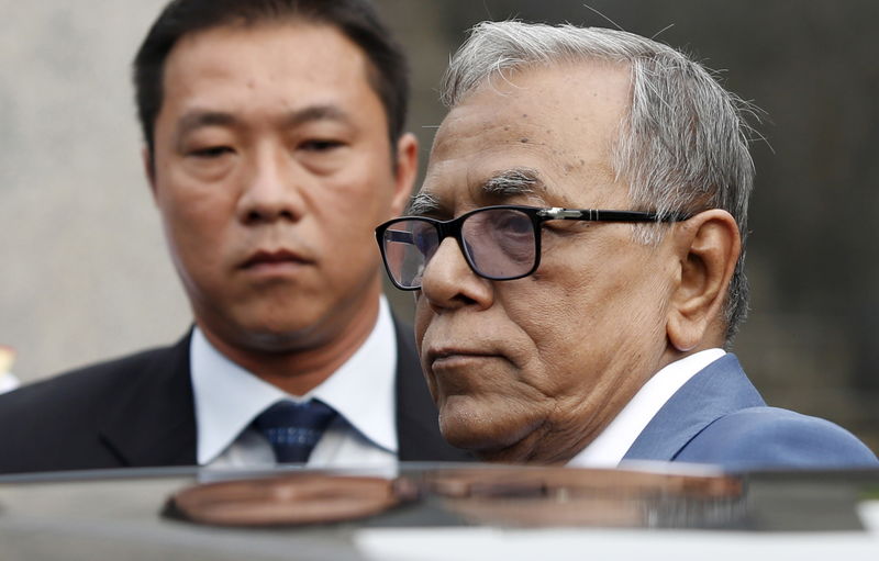 © Reuters. FILE PHOTO: Bangladesh's President Abdul Hamid enters a car after attended a wreath-laying ceremony at the mausoleum of the late Vietnamese revolutionary leader Ho Chi Minh in Hanoi