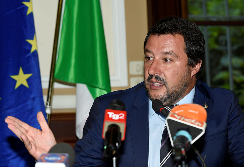 © Reuters. Salvini pide a las agencias de crédito que sean justas con Italia, descarta salir del euro