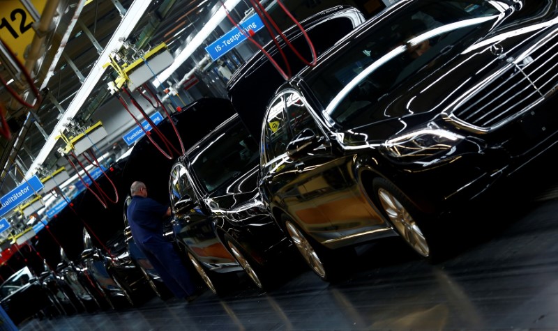 © Reuters. FILE PHOTO: Workers assemble Mercedes-Benz S-class models at their plant in Sindelfingen near Stuttgart