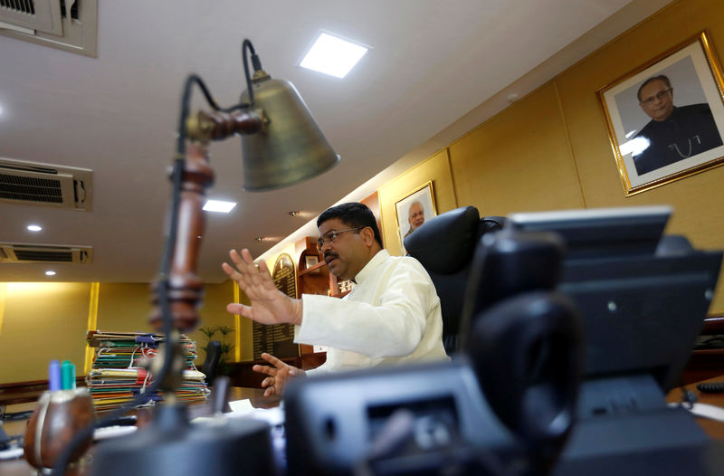 © Reuters. Министр нефти и природного газа Индии Дхармендра Прадхан дает интервью Рейтер в Нью-Дели