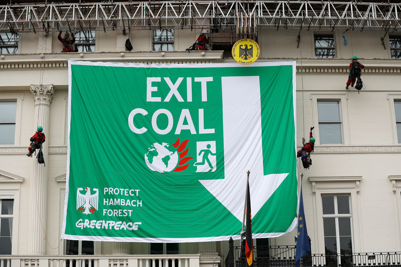 © Reuters. ناشطون من السلام الأخضر يتسلقون مبنى السفارة الألمانية في لندن