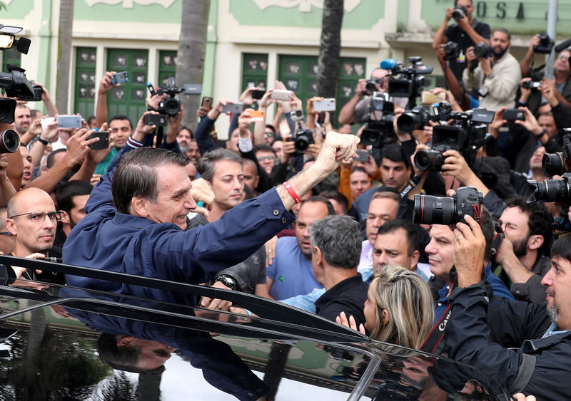 © Reuters. Candidato do PSL à Presidência, Jair Bolsonaro, fala com público após votar no Rio de Janeiro