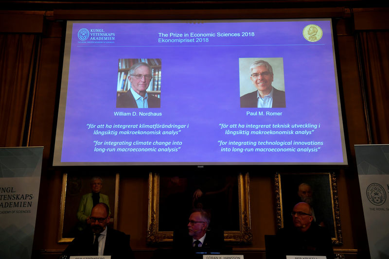 © Reuters. Nordhaus y Romer ganan el Premio Nobel de Economía